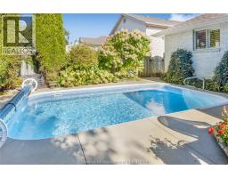 39 WINDFIELD CRESCENT - 36