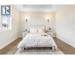 68 BLOOMINGTON WAY - 26