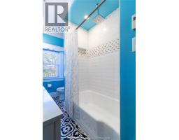 335 Wellington STREET West - 36