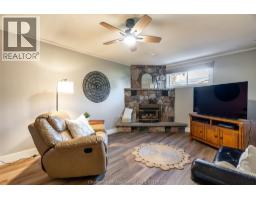 21 Thornhill CRESCENT - 22