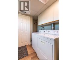 21 Thornhill CRESCENT - 24