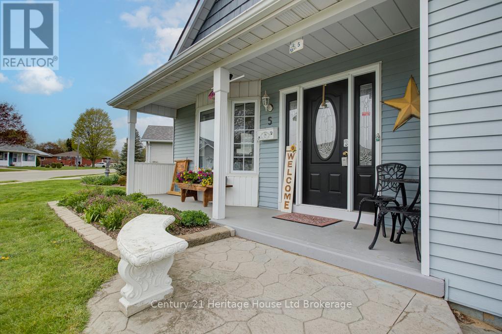5 DEREHAM DRIVE, Tillsonburg