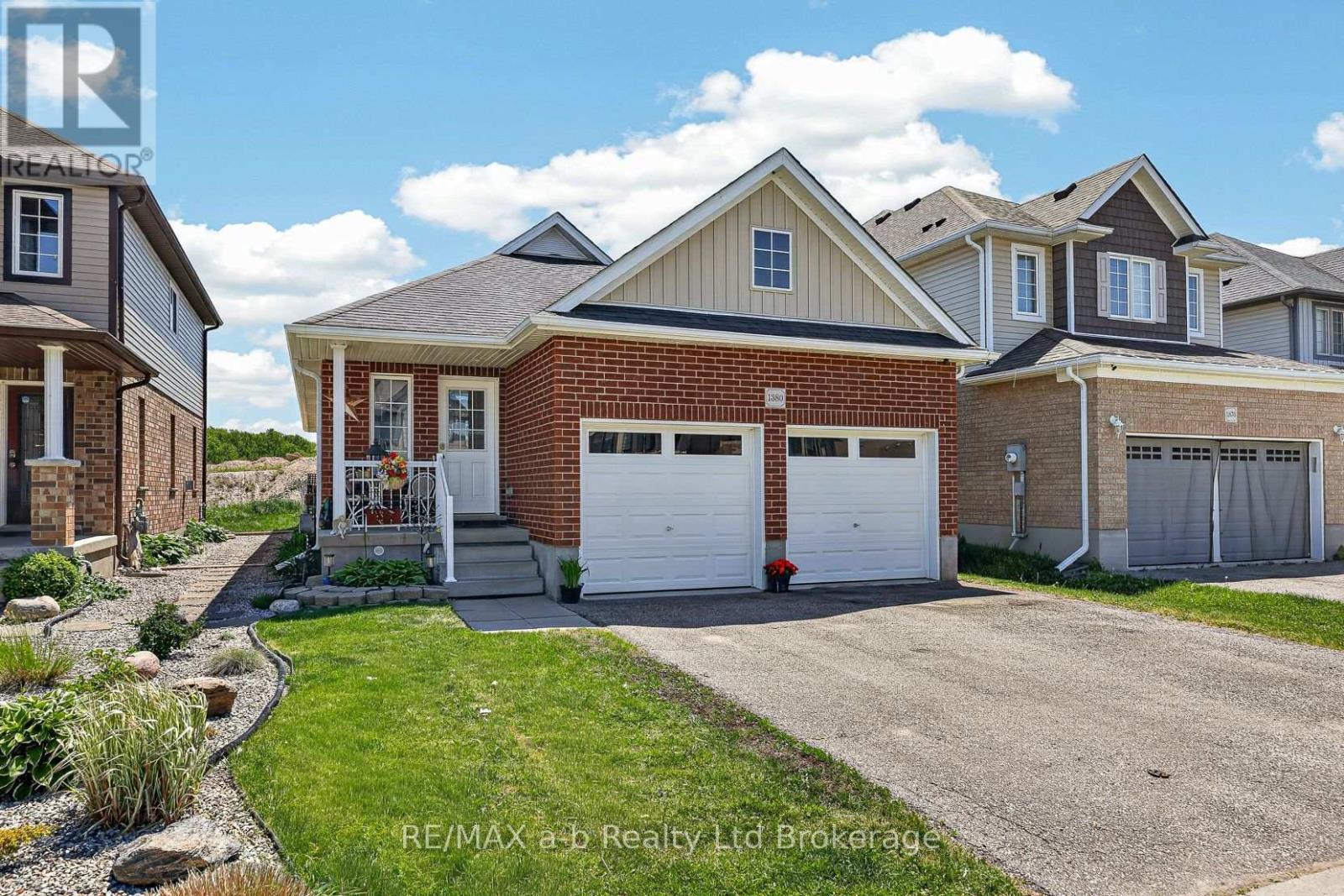 1380 CAEN AVENUE, Woodstock (Woodstock - North)