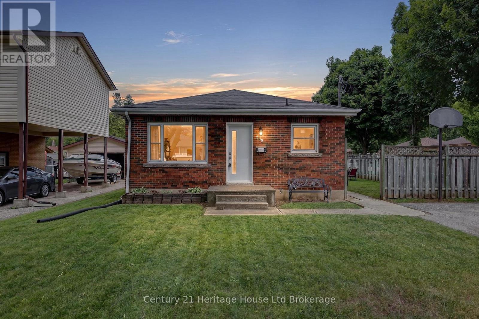 209 BUTLER STREET, Woodstock (Woodstock - South)