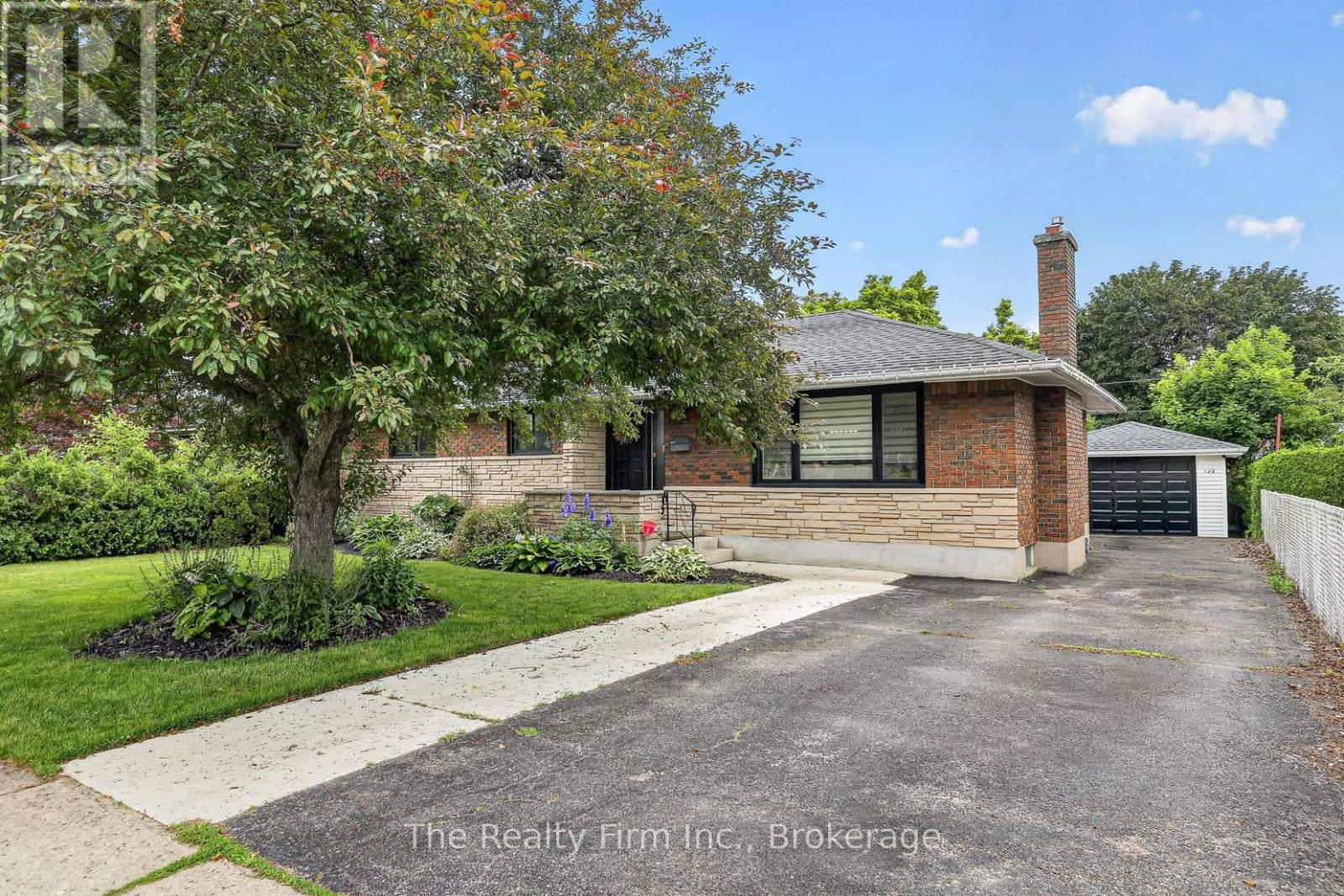 126 SPRINGBANK AVENUE N, Woodstock (Woodstock - North)