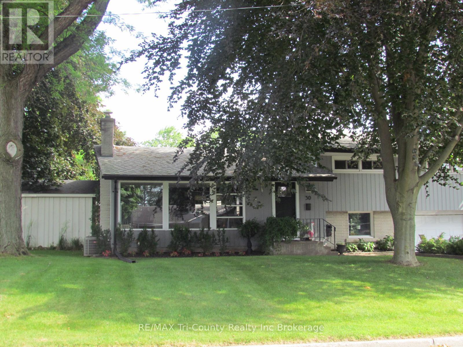 30 FAIRFIELD CRESCENT, Tillsonburg