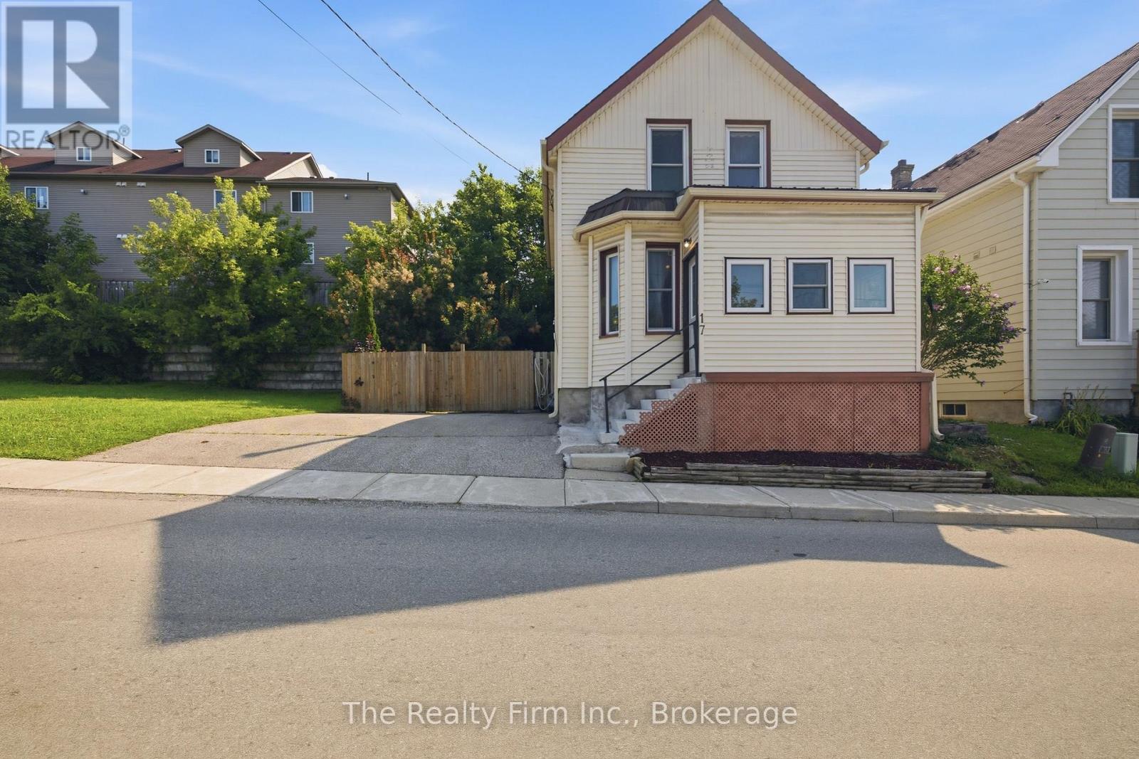 17 DOUGLAS STREET, Woodstock (Woodstock - South)
