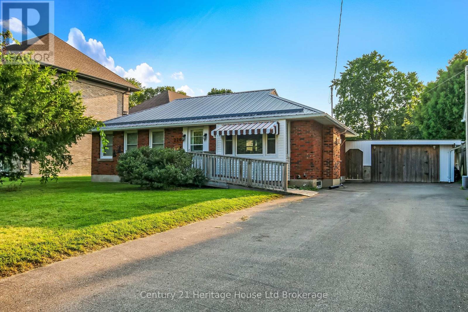 220 CLARKE STREET N, Woodstock (Woodstock - North)