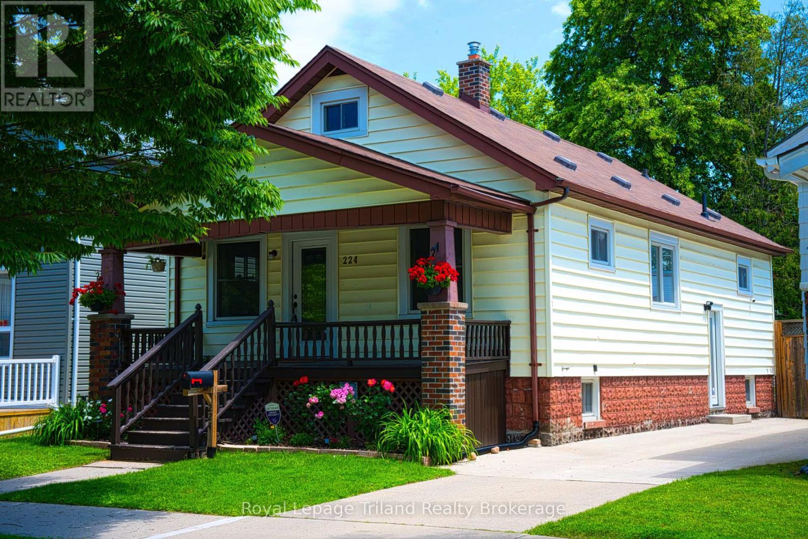 224 HARKNESS STREET, Sarnia