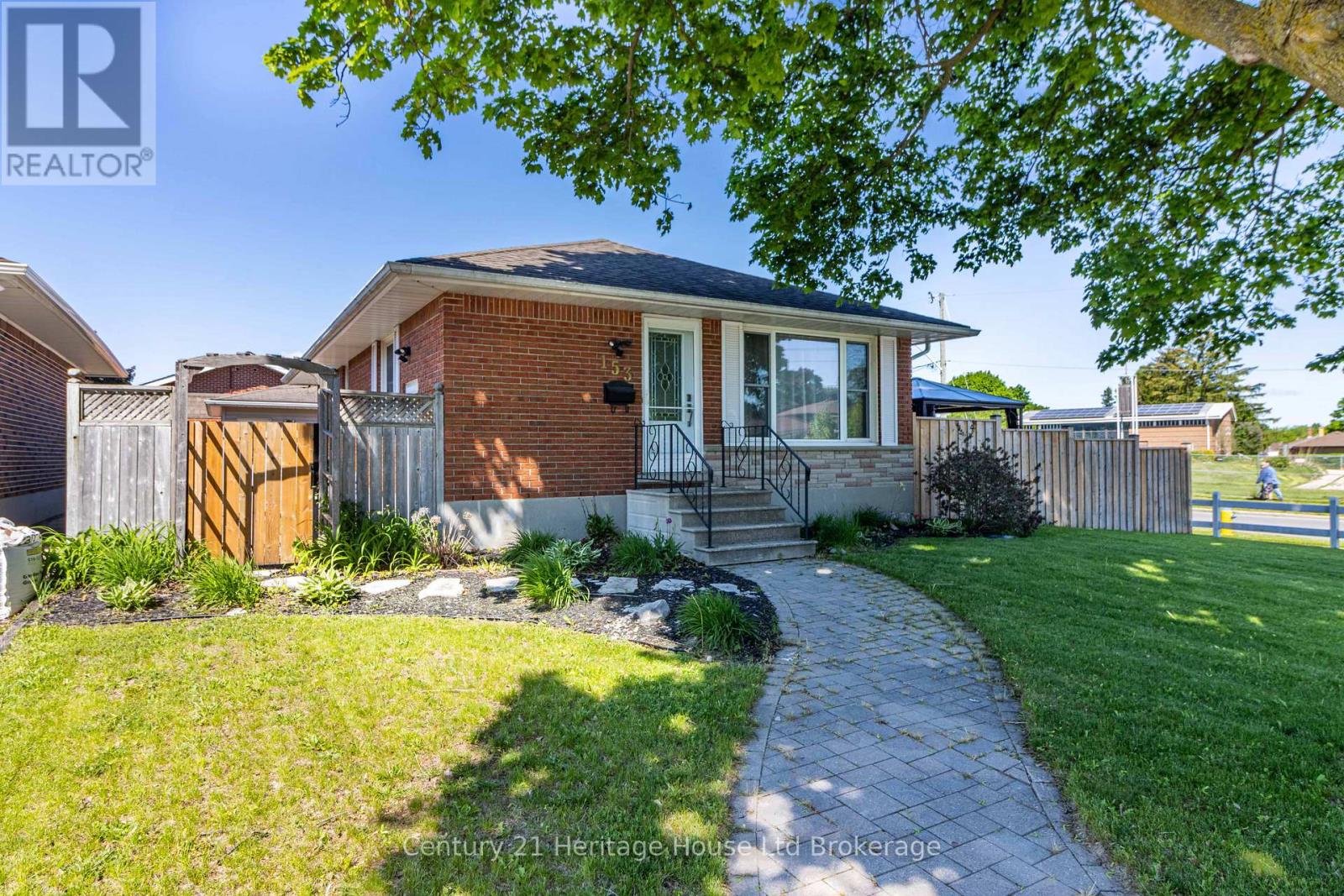 153 SPRINGBANK AVENUE N, Woodstock (Woodstock - North)