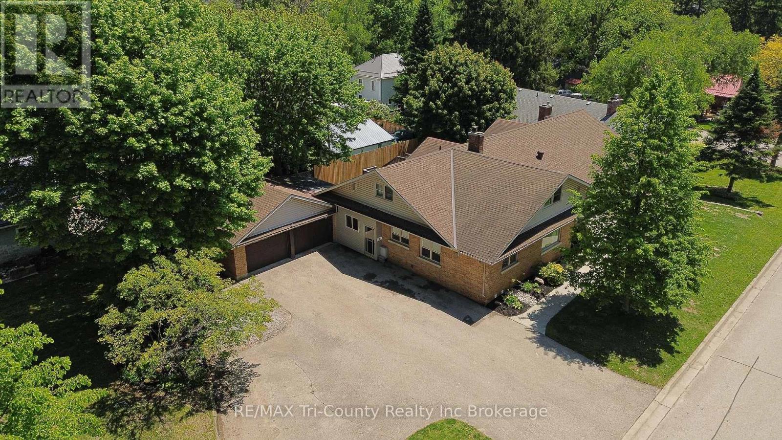 16 DELEVAN CRESCENT, Tillsonburg