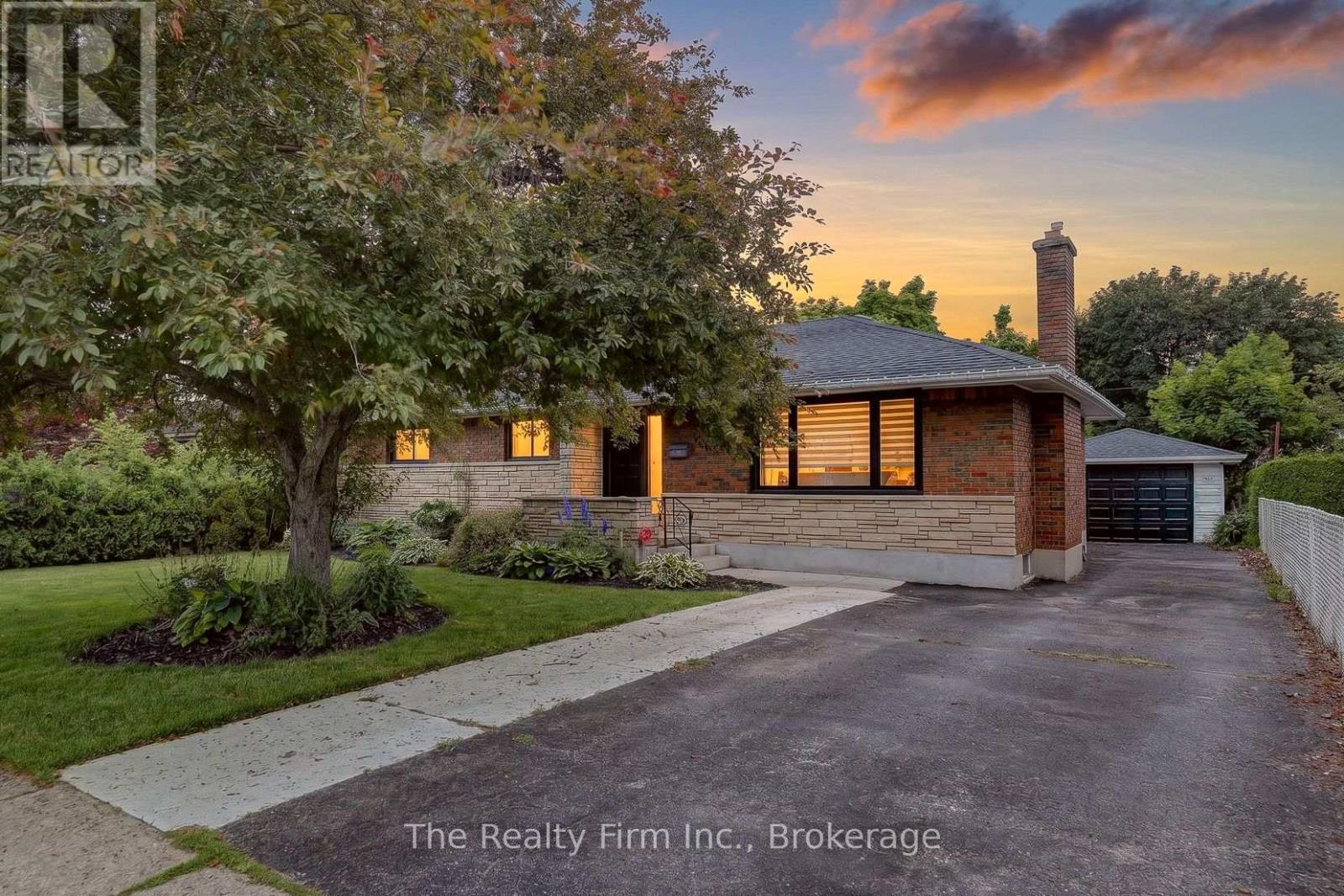 126 SPRINGBANK AVENUE N, Woodstock (Woodstock - North)