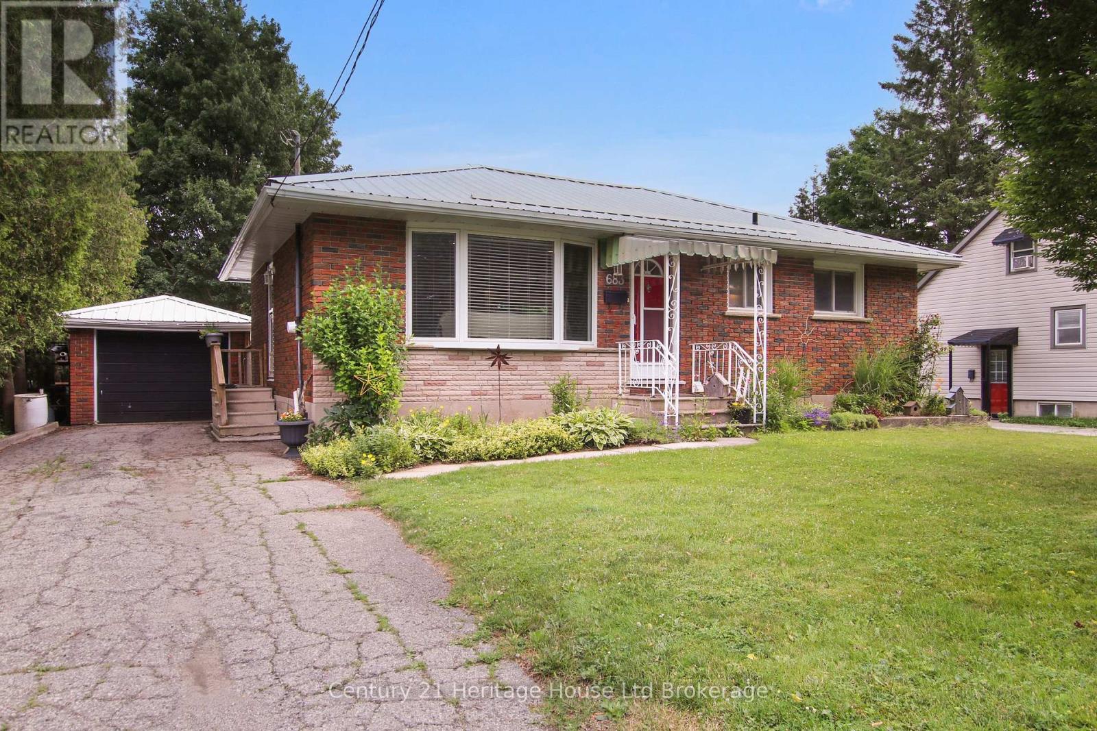 683 COLLEGE AVENUE, Woodstock (Woodstock - South)