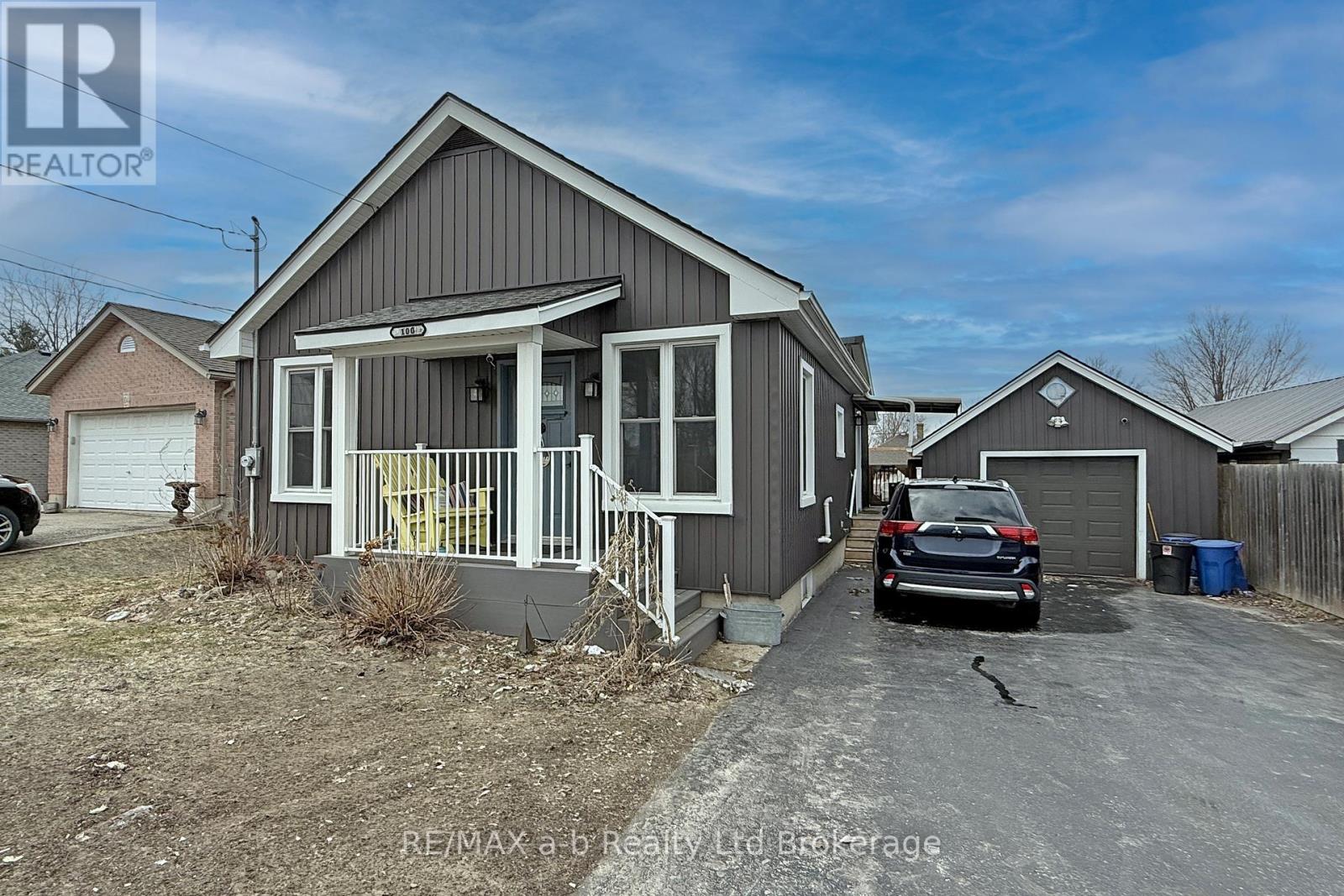 100 EAST PARK DRIVE, Woodstock (Woodstock - South)