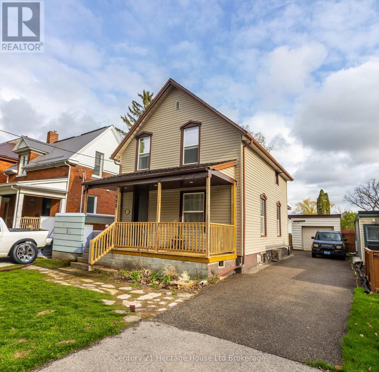 552 HATCH STREET, Woodstock (Woodstock - South)