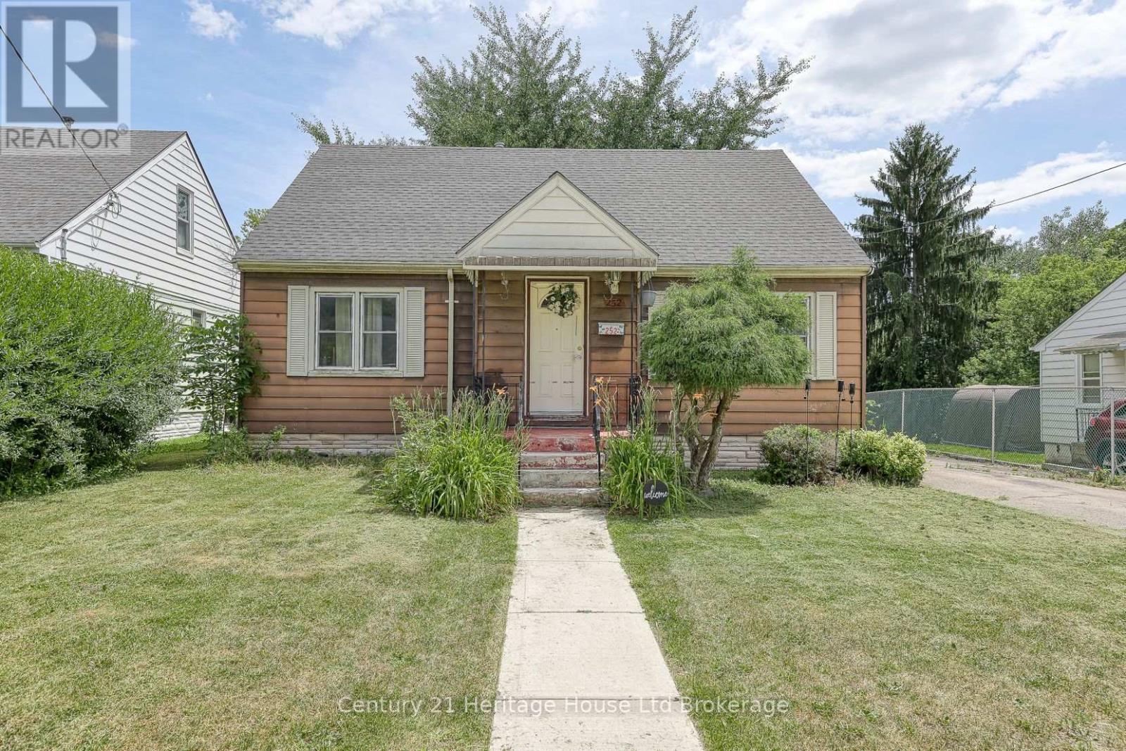252 FIFTH AVENUE, Woodstock (Woodstock - South)