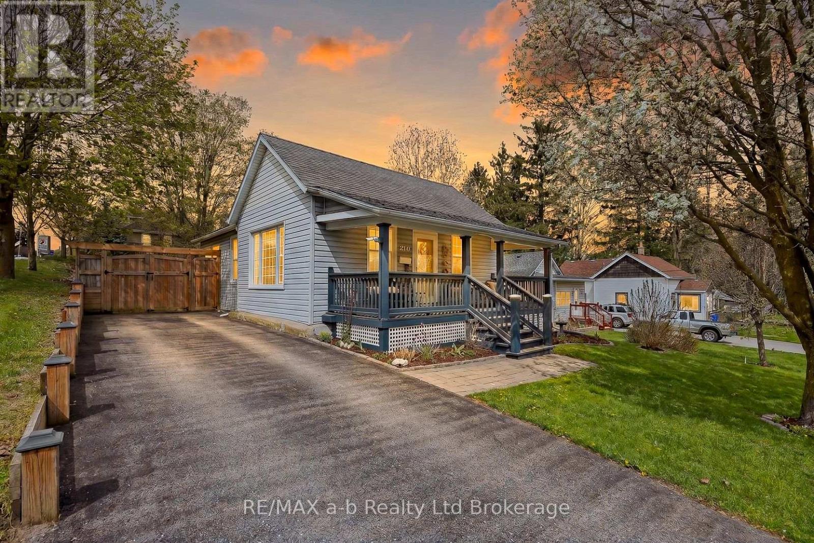 210 RUSSELL STREET, Woodstock (Woodstock - South)