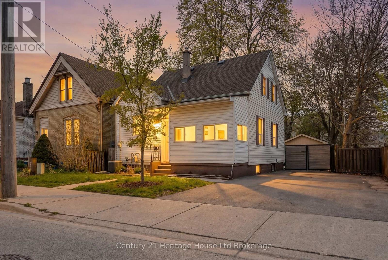 1098 FRANCES STREET, London East (East M)