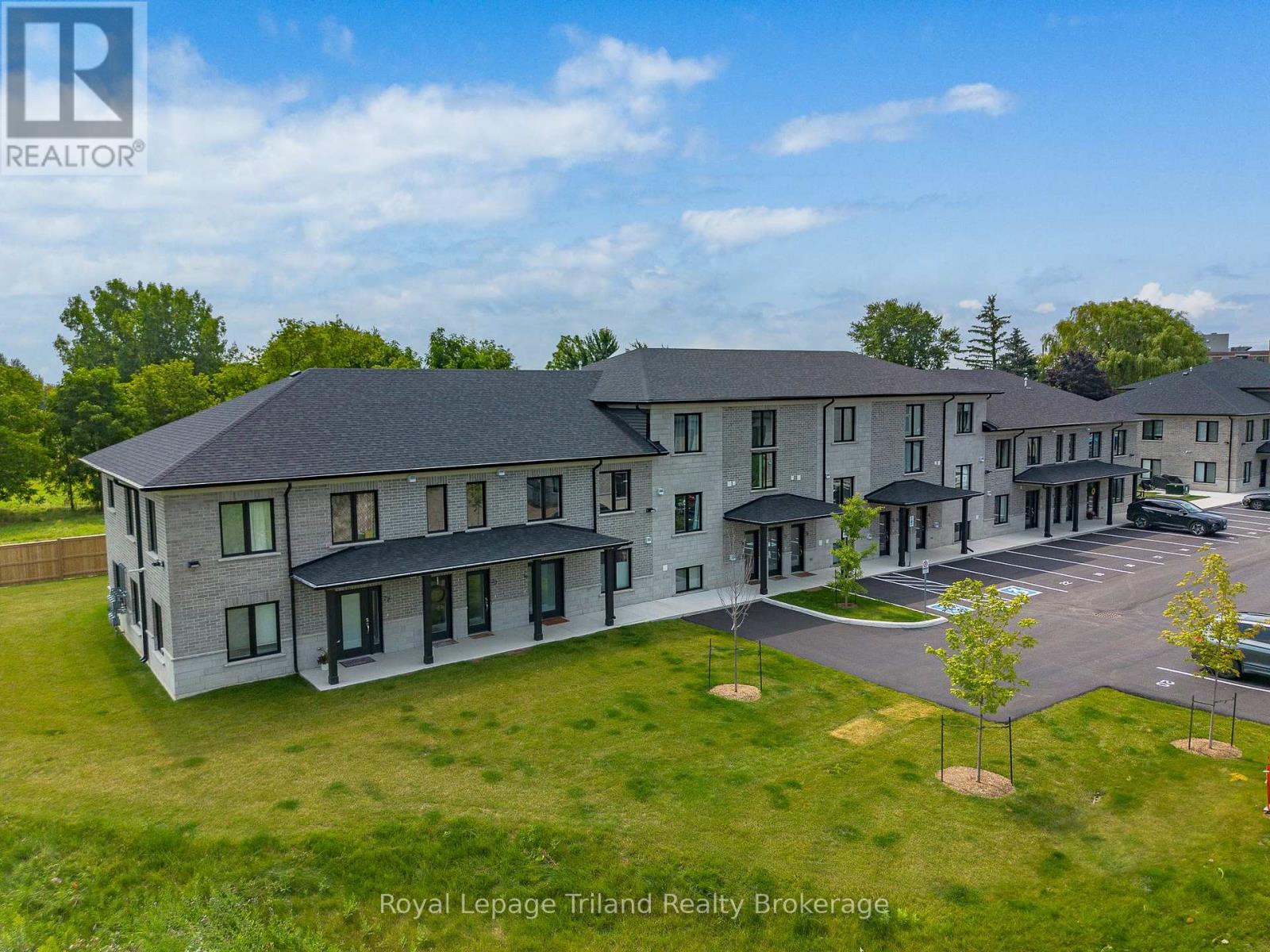 14 - 3202 VIVIAN LINE, Stratford