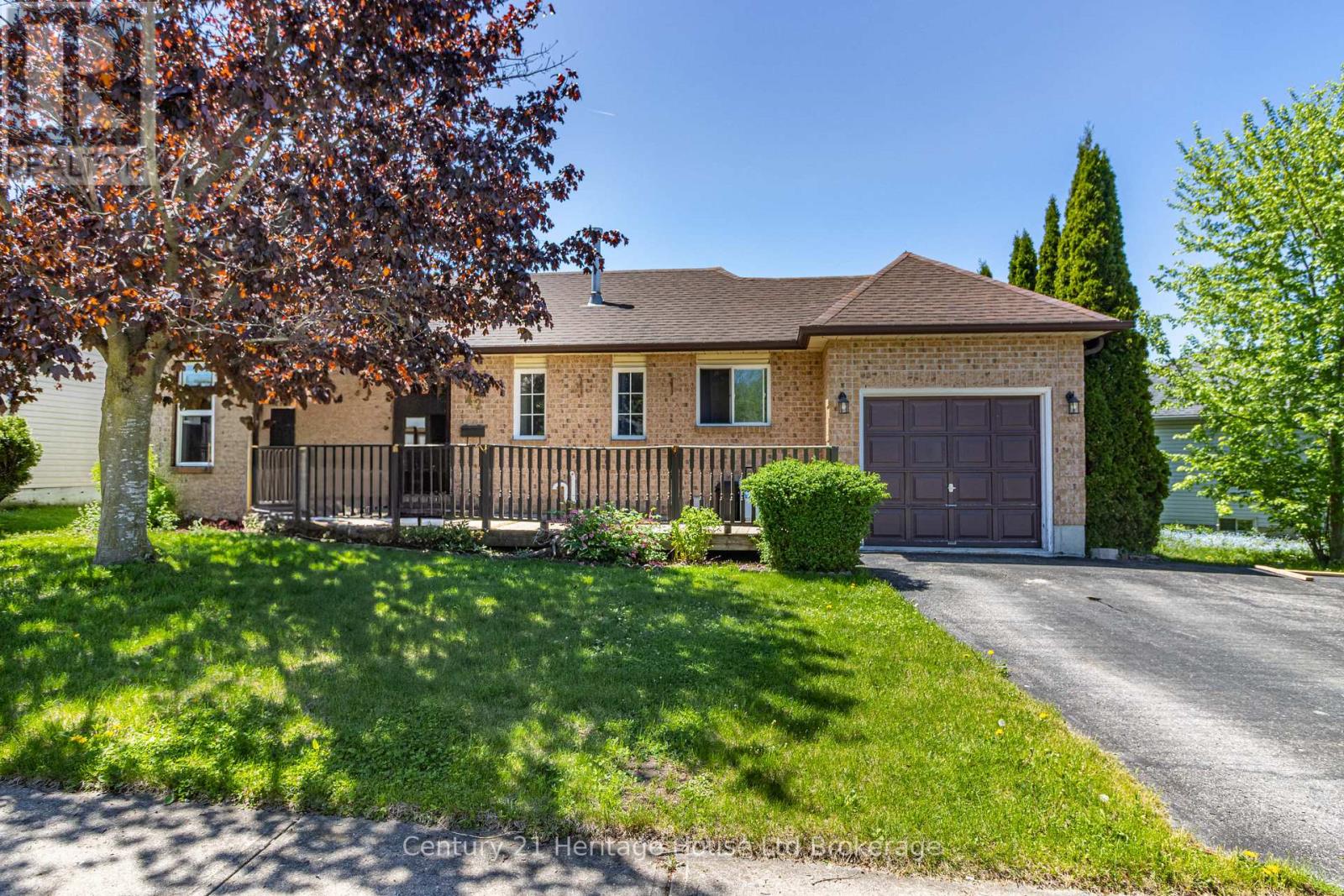 42 PEBBLE BEACH COURT, Woodstock