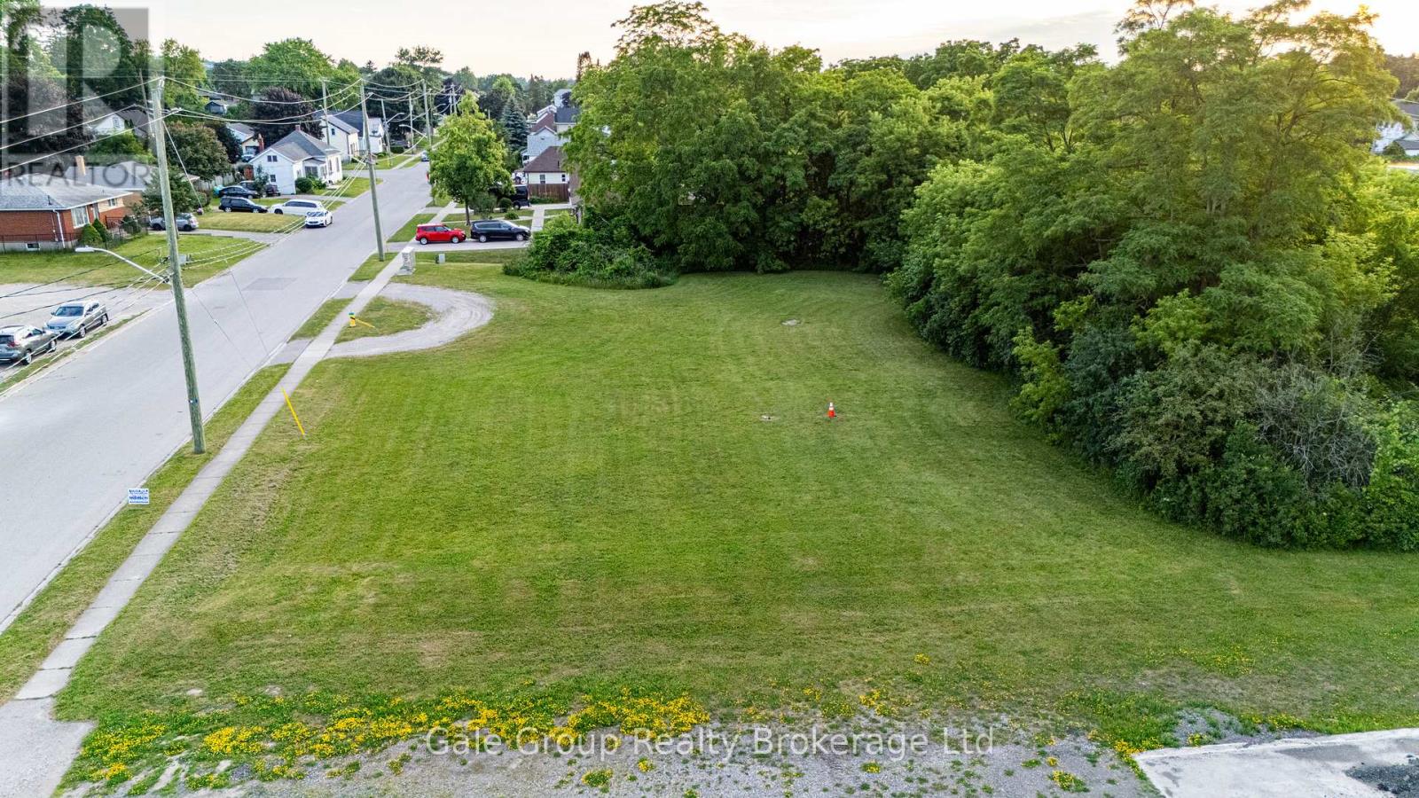 877 DUFFERIN STREET, Woodstock (Woodstock - South)