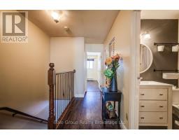 20 - 1093 NELLIS STREET - 18