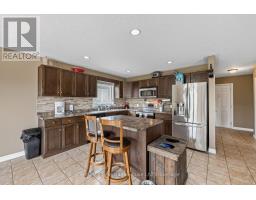 644 HUMMINGBIRD CRESCENT - 2