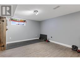 644 HUMMINGBIRD CRESCENT - 32
