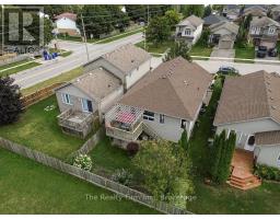 4 KERR CRESCENT - 37