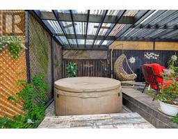 78 LYNDALE CRESCENT - 40