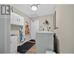 32 WILKINS CRESCENT - 31