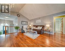 4 KERR CRESCENT - 13
