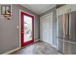 4 KERR CRESCENT - 28