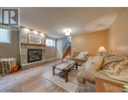 4 KERR CRESCENT - 29