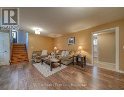 4 KERR CRESCENT - 30