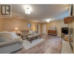4 KERR CRESCENT - 31