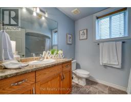 4 KERR CRESCENT - 32