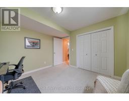 4 KERR CRESCENT - 35