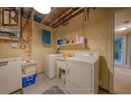 4 KERR CRESCENT - 39