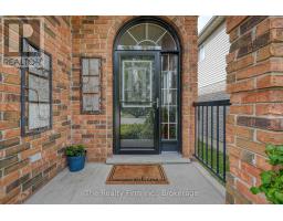 4 KERR CRESCENT - 8