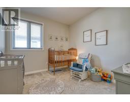 37 LOWRIE CRESCENT - 28