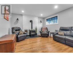 21 PEGGY AVENUE - 21