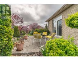 61 JONES CRESCENT - 33