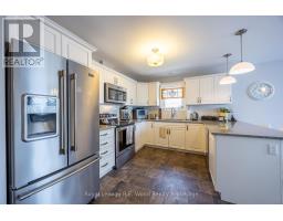32 ESSELTINE DRIVE - 14