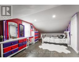 687 ADELAIDE STREET - 32