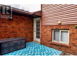 30 LAUREL CRESCENT - 44