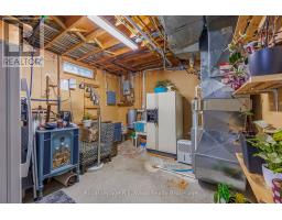 18 DEMEYERE AVENUE - 32