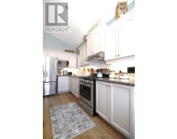 32 MACDONALD CRESCENT - 16