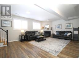 32 MACDONALD CRESCENT - 18