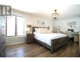 32 MACDONALD CRESCENT - 24